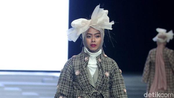 12 Koleksi Busana Restu Anggraini Terinspirasi Gaya 50-an