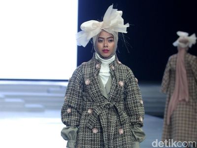 12 Koleksi Busana Restu Anggraini Terinspirasi Gaya 50-an