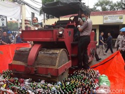 Polres Jakpus Musnahkan 2.109 Botol Miras Oplosan