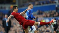 Dalam laga derby Merseyside yang tuntas tanpa gol, Dejan Lovren jadi tembok tebal di lini pertahanan Liverpool. Dia mampu mengawal ketat Cenk Tosun selaku mesin gol Everton. (Carl Recine/Reuters)