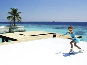 Foto: Ice Skating di Tepi Pantai Tropis, Bisa!