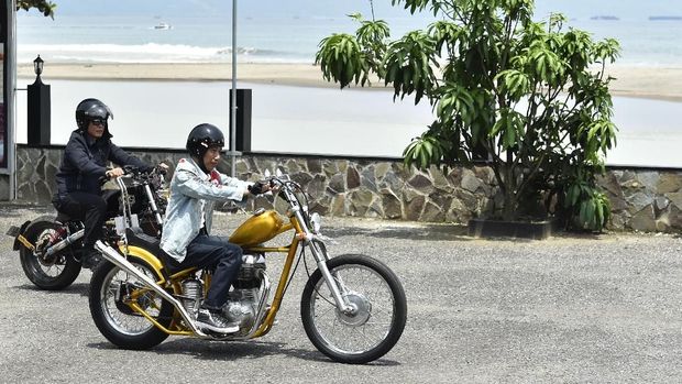 Jokowi mengendarai motor Royal Enfield modifikasi