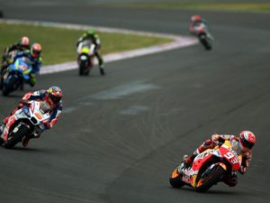 Crutchlow Juara, Marquez Tiga Kali Penalti