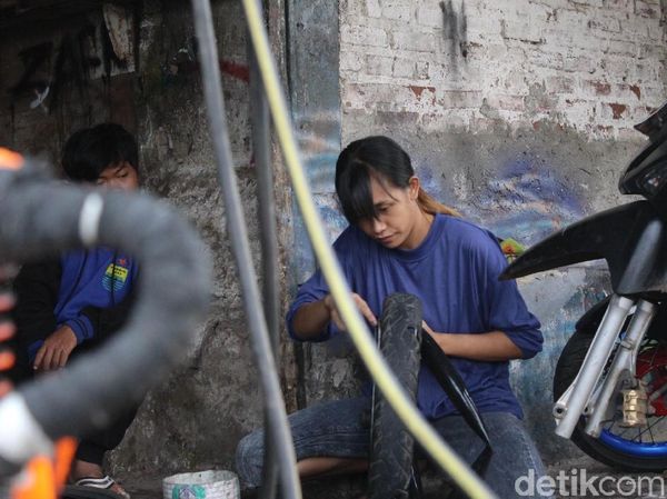 Foto: Aksi Penambal Ban Berparas Geulis di Garut yang Viral