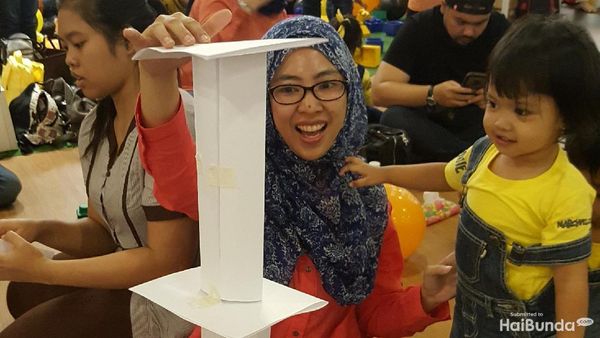 Begini Jadinya Saat Ayah-Bunda Asyik Lomba Bikin Bangunan