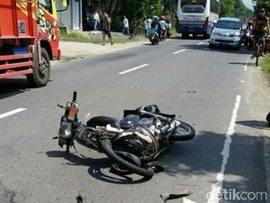Adu Banteng Pemotor dan Mobil, Satu Orang Tewas