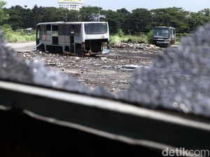 Di Sini Kuburan Bus TransJakarta Di Sini Kuburan Bus TransJakarta