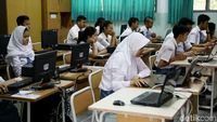 Siswa SMA Ikuti Ujian Nasional Hari Pertama
