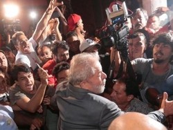 Jadi Terpidana Korupsi, Mantan Presiden Brasil Lula Menyerahkan Diri