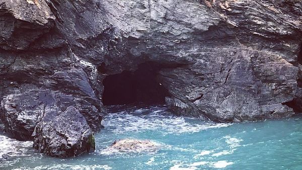 Gua yang Konon Jadi Tempat Tinggal Penyihir Merlin