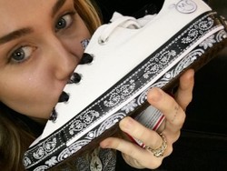 Miley Cyrus Kolaborasi dengan Converse, Rilis Sneakers Tema 90-an