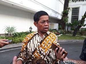 Mensos Bantah Ucapan Eggi soal Presiden Buat Rakyat Miskin Mensos Bantah Ucapan Eggi soal Presiden Buat Rakyat Miskin