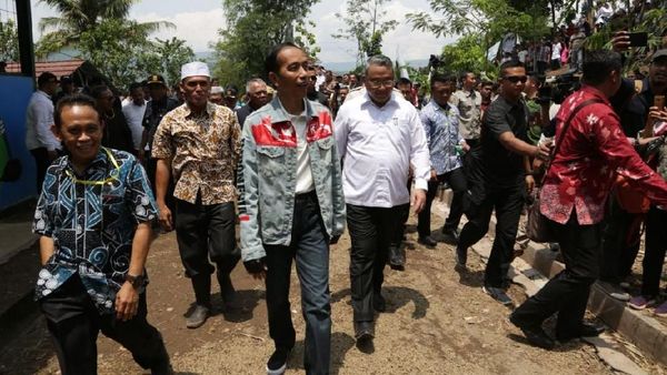 Gaya Mendes Dampingi Jokowi Tinjau Padat Karya