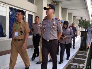 Pantau UNBK, Polres Jember Pastikan Pasokan Listrik Lancar