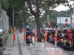 Pak Polisi, Banyak R2 Naik ke Trotoar Nih!