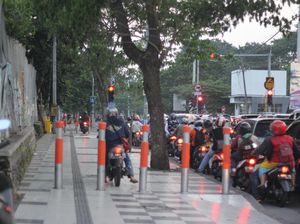 Pak Polisi, Banyak R2 Naik ke Trotoar Nih! Pak Polisi, Banyak R2 Naik ke Trotoar Nih!