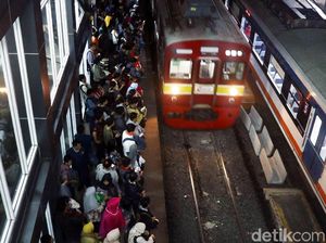 Solusi Menhub Tak Ampuh Obati Desak-desakan Horor Stasiun Duri Solusi Menhub Tak Ampuh Obati Desak-desakan Horor Stasiun Duri