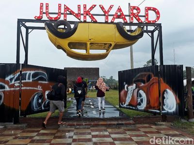 Deretan Mobil Klasik dan Antik di Junkyard Auto Park Borobudur