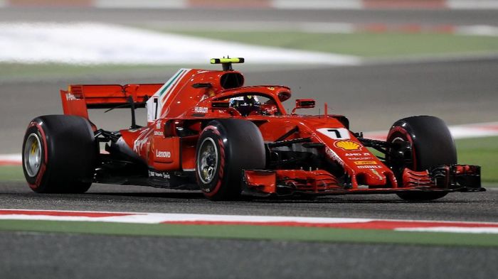 Kimi Raikkonen menabrak seorang mekanik Ferrari dikala pitstop di GP Bahrain (Foto: Ahmed Jadallah/Reuters)