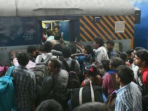 Ngeri! Tangan Terjepit Pintu, Lansia Tewas Terseret Kereta