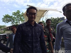 Penuhi Panggilan KPK, Zumi Zola Umbar Senyum