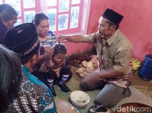 Foto: Tradisi Potong Rambut Gimbal yang Bukan di Dieng Foto: Tradisi Potong Rambut Gimbal yang Bukan di Dieng