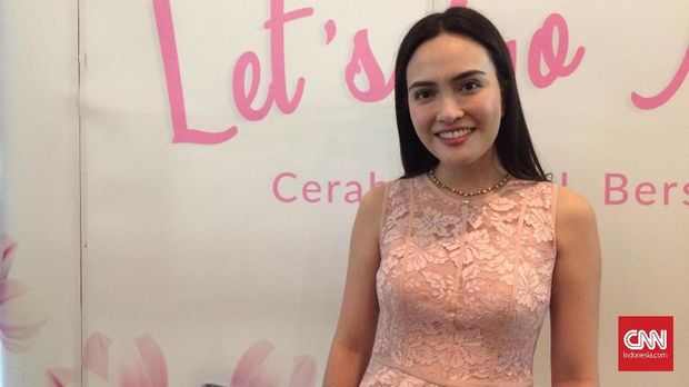 Peluncuran Ovale Micellar Water di Jakarta, Senin (9/4). Acara ini turut dihadiri oleh Shandy Aulia dan make up artist Natasia Adrina