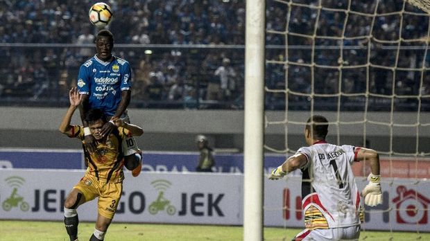 Sundulan N'Douassel belum berbuah gol.