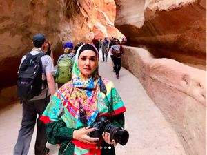 Liburan Bareng Ahmad Dhani, Mulan Jameela Dipuji Cantik Berhijab