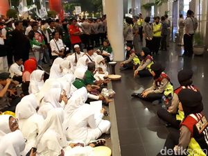 Begini Suasana di Luar Lokasi Debat Cagub Jatim 2018 Begini Suasana di Luar Lokasi Debat Cagub Jatim 2018