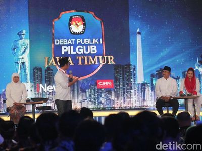 Foto: Gaya Cagub-Cawagub Jatim Saat Debat di Atas Panggung