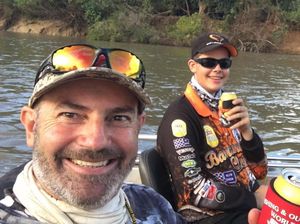 Sedang Asyik Memancing, Pria Ini Kaget Lihat Buaya Makan Buaya