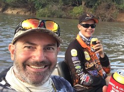 Sedang Asyik Memancing, Pria Ini Kaget Lihat Buaya Makan Buaya