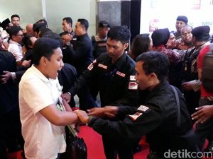 Sempat Ada Ricuh Sebelum Debat Cagub Jatim 2018 Dimulai Sempat Ada Ricuh Sebelum Debat Cagub Jatim 2018 Dimulai