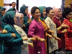 Lihainya Iriana-Mufidah Kalla Joget Maumere Bareng Ibu-ibu PKK