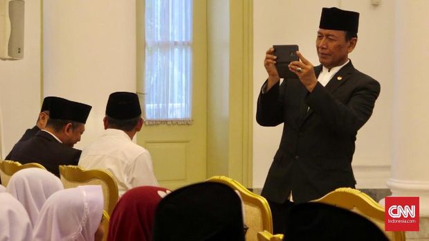 Aksi Saling Foto Pembantu Jokowi Sebelum Berkumpul di Istana