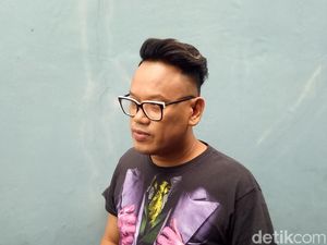 Uya kuya Dapat Kado Ultah Jam Tangan Seharga Ratusan Juta Uya kuya Dapat Kado Ultah Jam Tangan Seharga Ratusan Juta