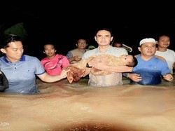 Kenangan Warga Saat Zumi Zola Gendong Bayi yang Terjebak Banjir