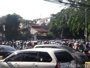 Urai Macet Matraman-Cikini, Dishub Lebarkan Jalur di Proklamasi