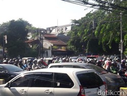 Urai Macet Matraman-Cikini, Dishub Lebarkan Jalur di Proklamasi