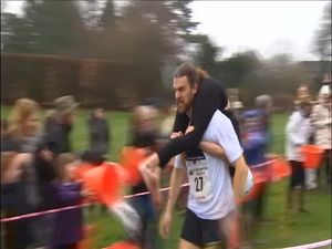 Seru Abis! Ada Lomba Lari Gendong Istri di Inggris