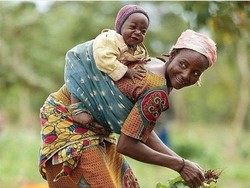 Kesalahan Saat Menggendong Anak Ini Bikin Punggung Tersiksa