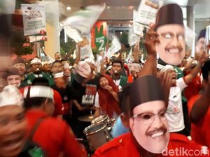 Yel-yel Pendukung Saling Bersahutan Sebelum Debat Dimulai Yel-yel Pendukung Saling Bersahutan Sebelum Debat Dimulai