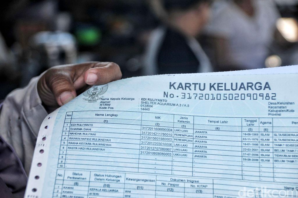 Suku Dinas Kependudukan dan Catatan Sipil Jakarta Utara membuatkan kartu keluarga (KK) baru bagi warga yang tinggal di Shelter Kampung Akuarium.