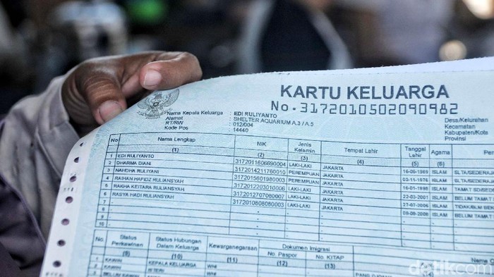 Pembuatan KK Baru untuk Warga Shelter Kampung Akuarium Suku Dinas Kependudukan dan Catatan Sipil Jakarta Utara meningkatkan kartu keluarga (KK) gres bagi warga yang tinggal di Shelter Kampung Akuarium.