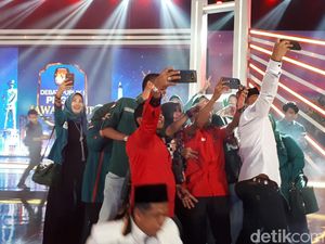 Debat Rampung, Venue Jadi Ajang Selfie Debat Rampung, Venue Jadi Ajang Selfie