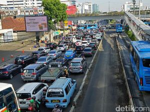 Kata Sandiaga Saat Kena Macet di Matraman Kata Sandiaga Saat Kena Macet di Matraman