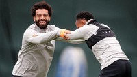 Namun, kondisi Salah sudah membaik. Winger asal Mesir itu terlihat sangat enjoy dalam latihan. Foto: Carl Recine/Action Images via Reuters
