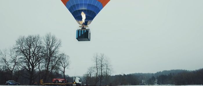 Butuh waktu 5 bulan dari mulai perencanaan hingga rumah ini sukses mengudara. Proyek ini melibatkan 20 orang mulai dari insinyur hingga ahli balon udara.