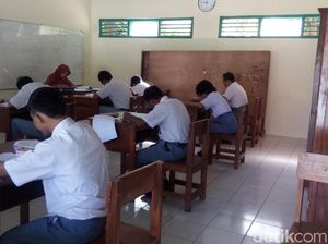 Seriusnya Para Siswa Tunagrahita di Ungaran Ikuti Ujian Sekolah